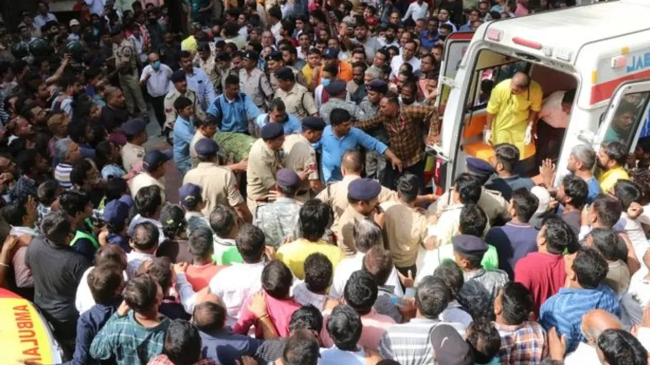 Hindistan’da tapınak kazası! Zemin çöktü 35 kişi öldü
