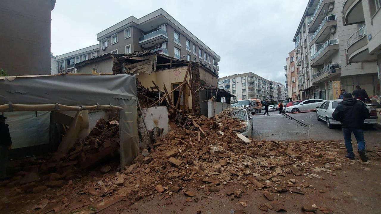 İzmir Gaziemir'de metruk bina park halindeki aracın üzerine çöktü!