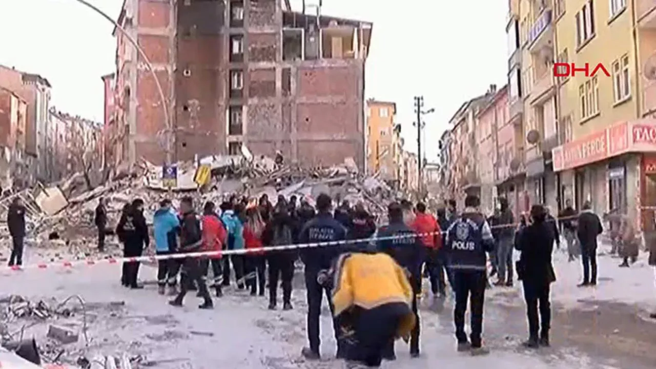 Malatya'da 5 katlı bir bina çöktü!