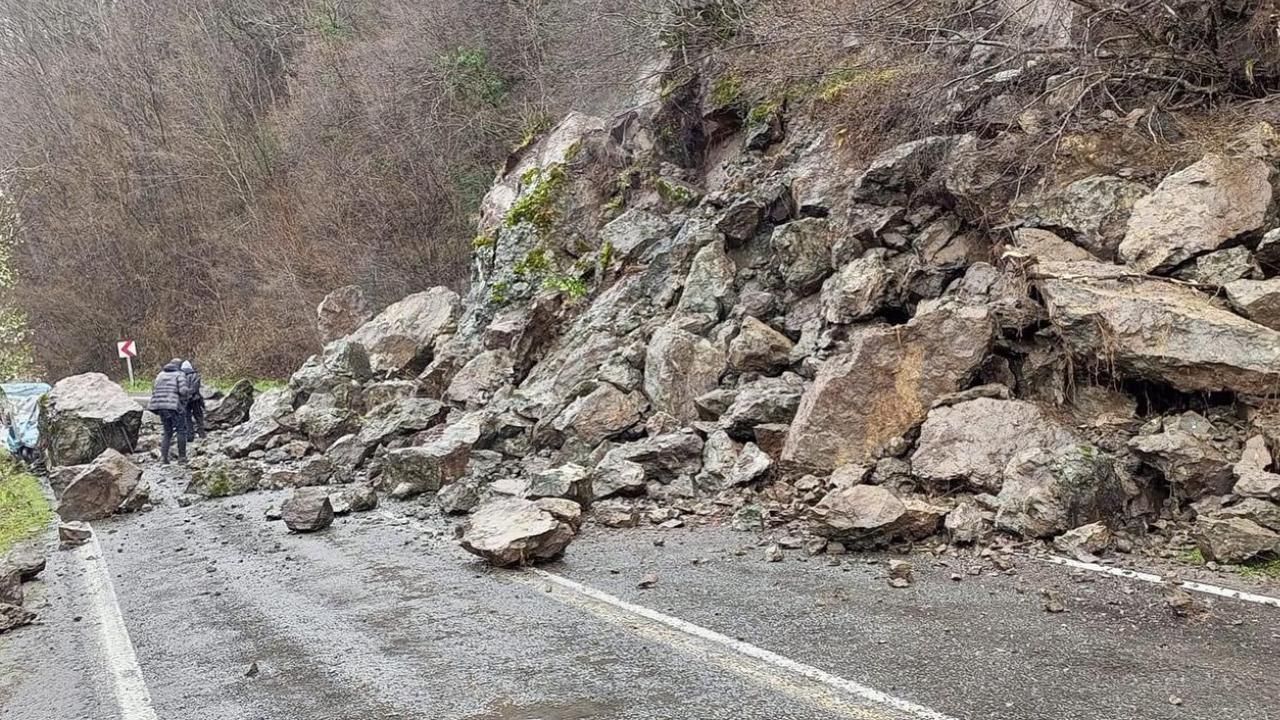Ordu Ulubey'de heyelan nedeniyle düşen kayalar yolu kapattı
