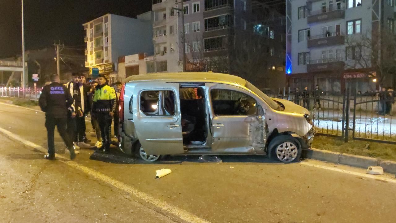 Samsun'da hafif ticari araçla otomobil çarpıştı! 4 yaralı