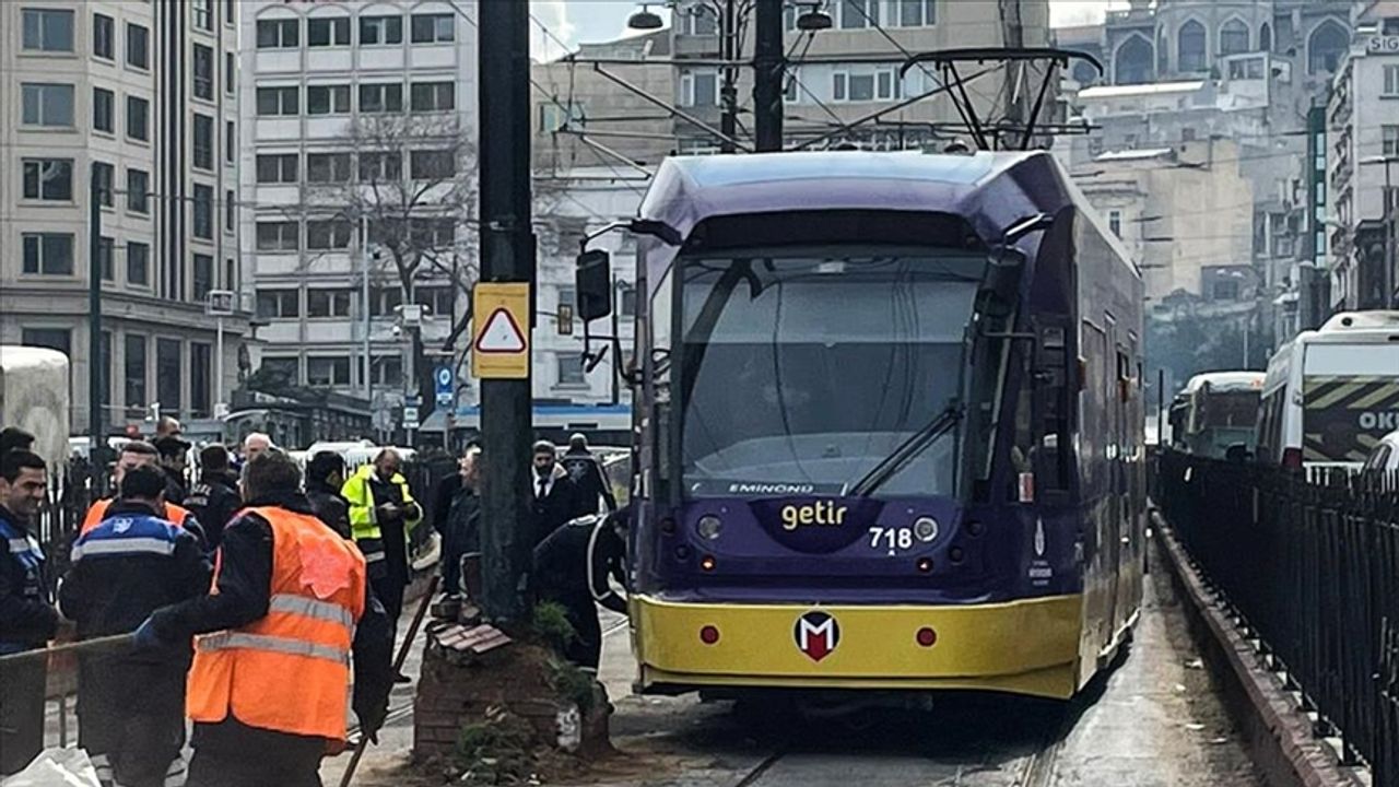 İstanbul Sirkeci'de aynı yerde tramvay yeniden raydan çıktı