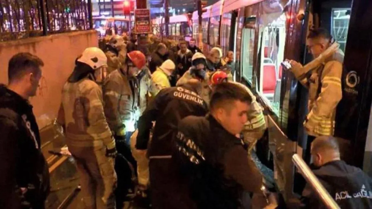 Zeytinburnu'nda kaza! Tramvay ile peron arasına sıkıştı