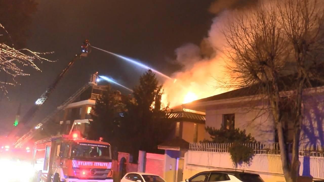İstanbul Üsküdar'da iki katlı binada yangın