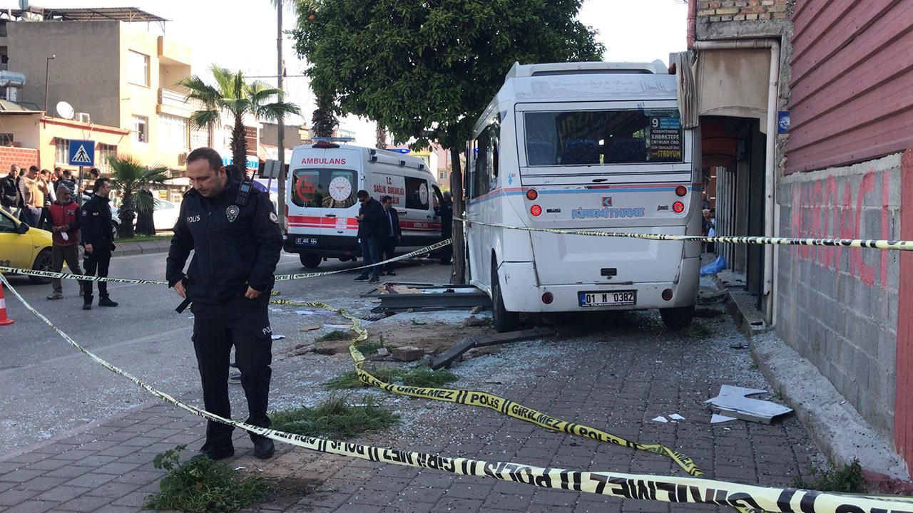 Adana'da dolmuş, durakta bekleyenlere çarptı! 1 ölü, 7 kişi yaralı