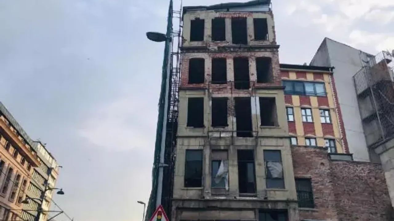 Beyoğlu'nda 5 katlı binada çökme riski! Trafik durdu, seferler iptal