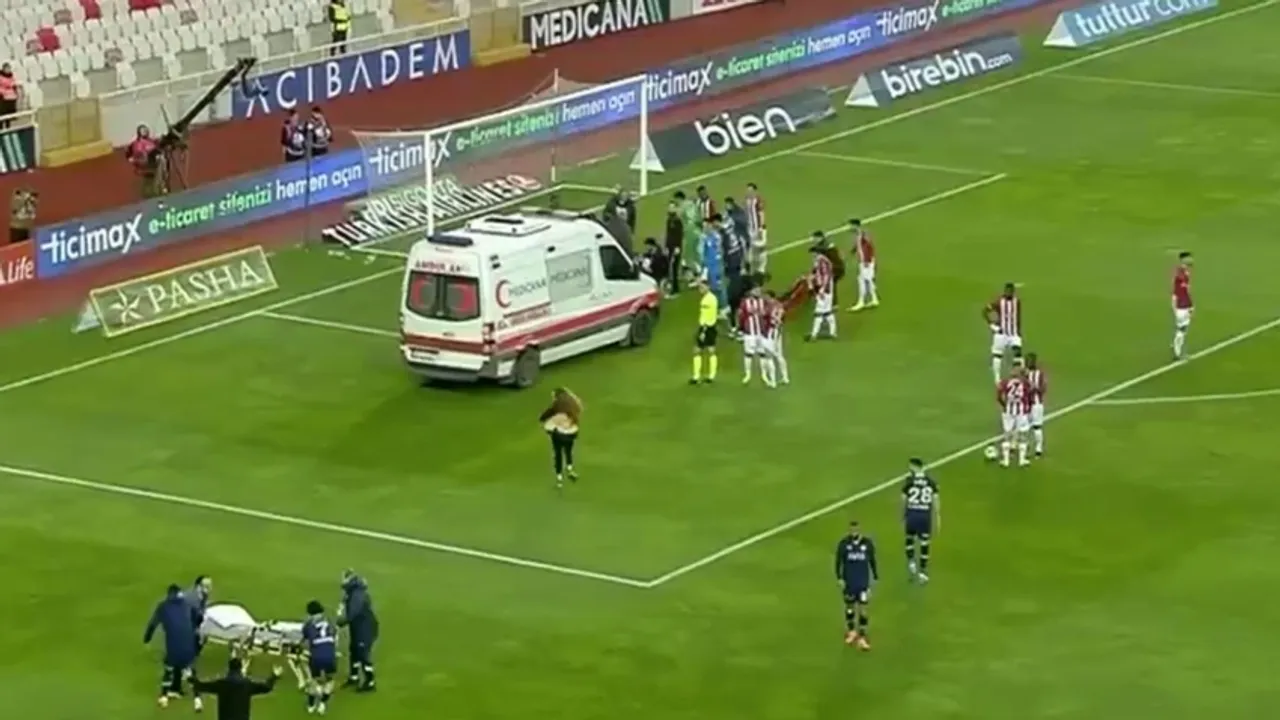 Sivasspor - Fenerbahçe maçında şok! Sahaya ambulans girdi! Hastaneye kaldırıldı