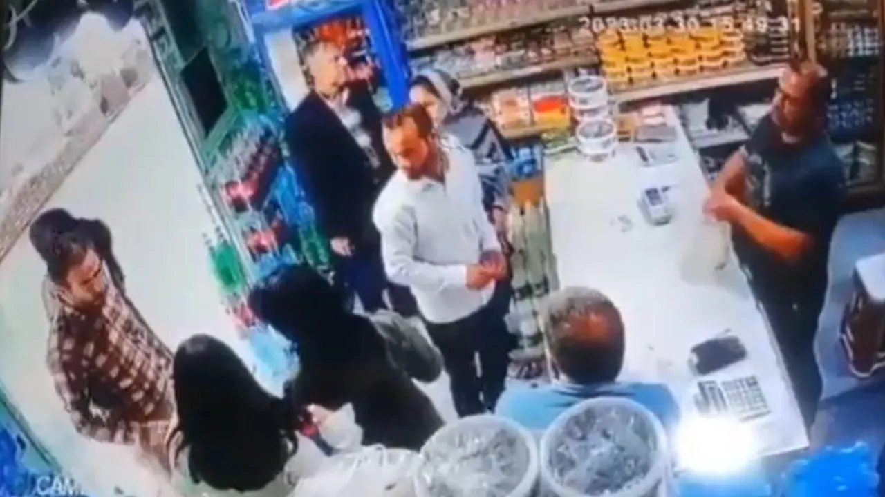 Başörtüsü yok diye kıza ve annesine saldırdı! Anne ve kızını korumaya çalışan dükkan sahibinin ruhsatı iptal edildi