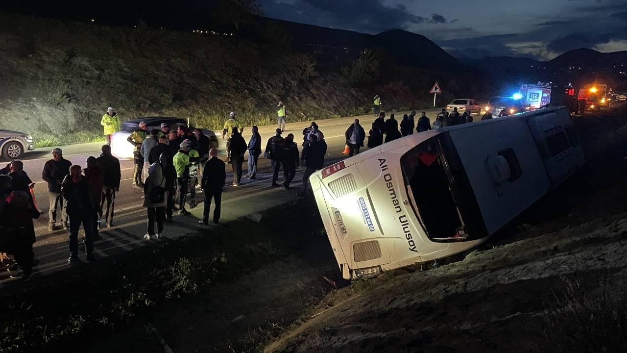 Sinop’ta yolcu otobüsü su kanalına devrildi! 9 yaralı