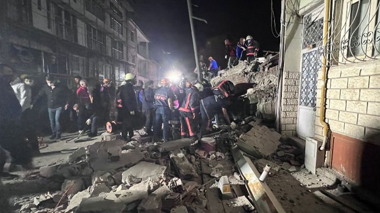 Malatya'da ağır hasarlı bir binada çökme meydana geldi