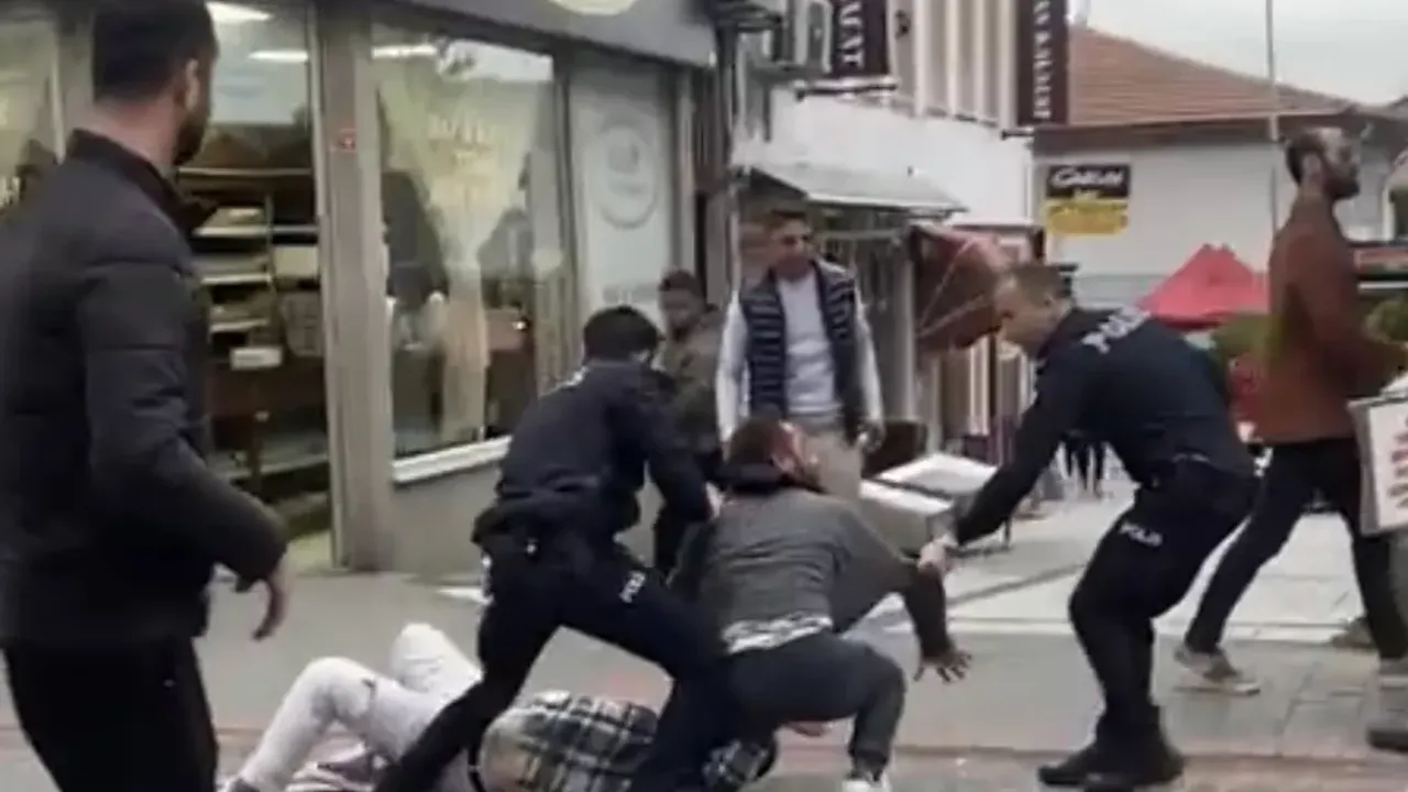 Bartın'da Polise yumruk attı! Vatandaşların linç girişiminden yumruk attığı polis kurtardı