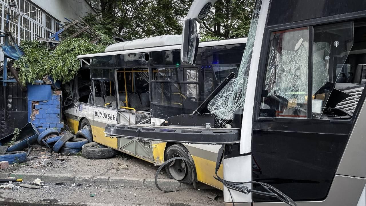 Bursa'da servis aracı ile özel halk otobüsü çarpıştı