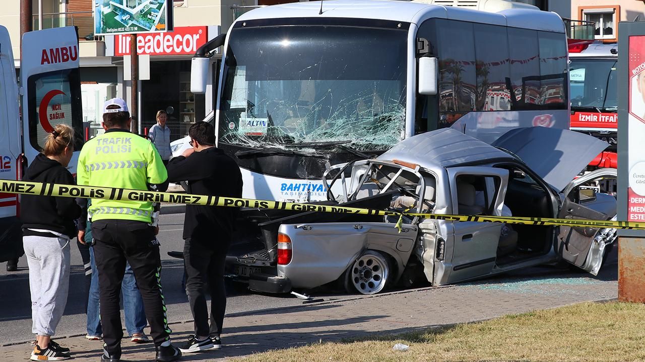 İzmir'de midibüs ile pikap çarpıştı! 1 ölü, 6 yaralı