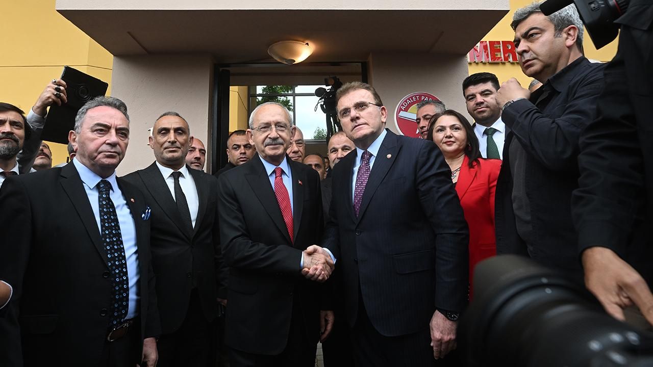 Cumhurbaşkanı adayı Kemal Kılıçdaroğlu Adalet Partisi Genel Başkanı Vecdet Öz ile görüştü