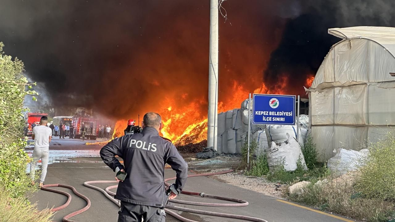 Antalya Kepez'de geri dönüşüm deposunda yangın