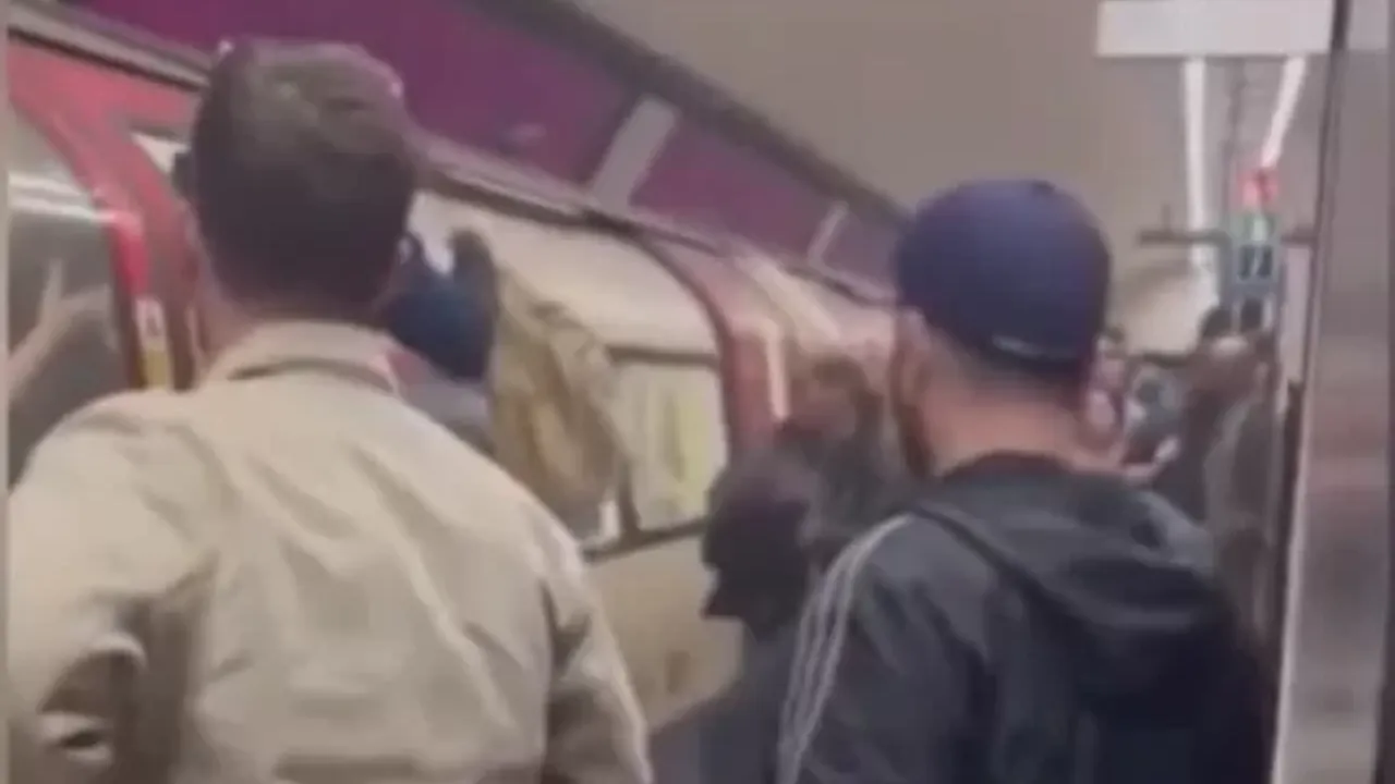 Metroyu duman kaplayınca yolcular camları kırdı