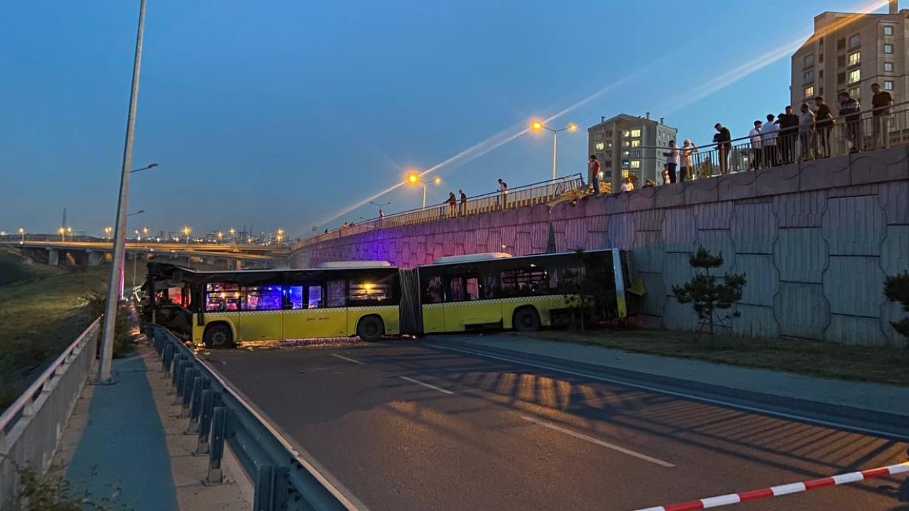 İstanbul Başakşehir'de bariyerleri aşan İETT otobüsü alt yola uçtu