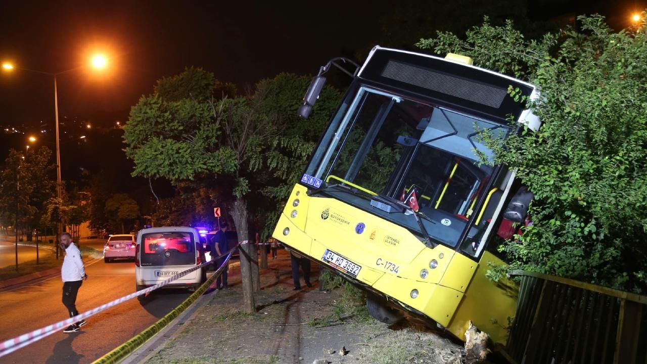İstanbul Beykoz'da park halindeki İETT otobüsü evin bahçesine düştü