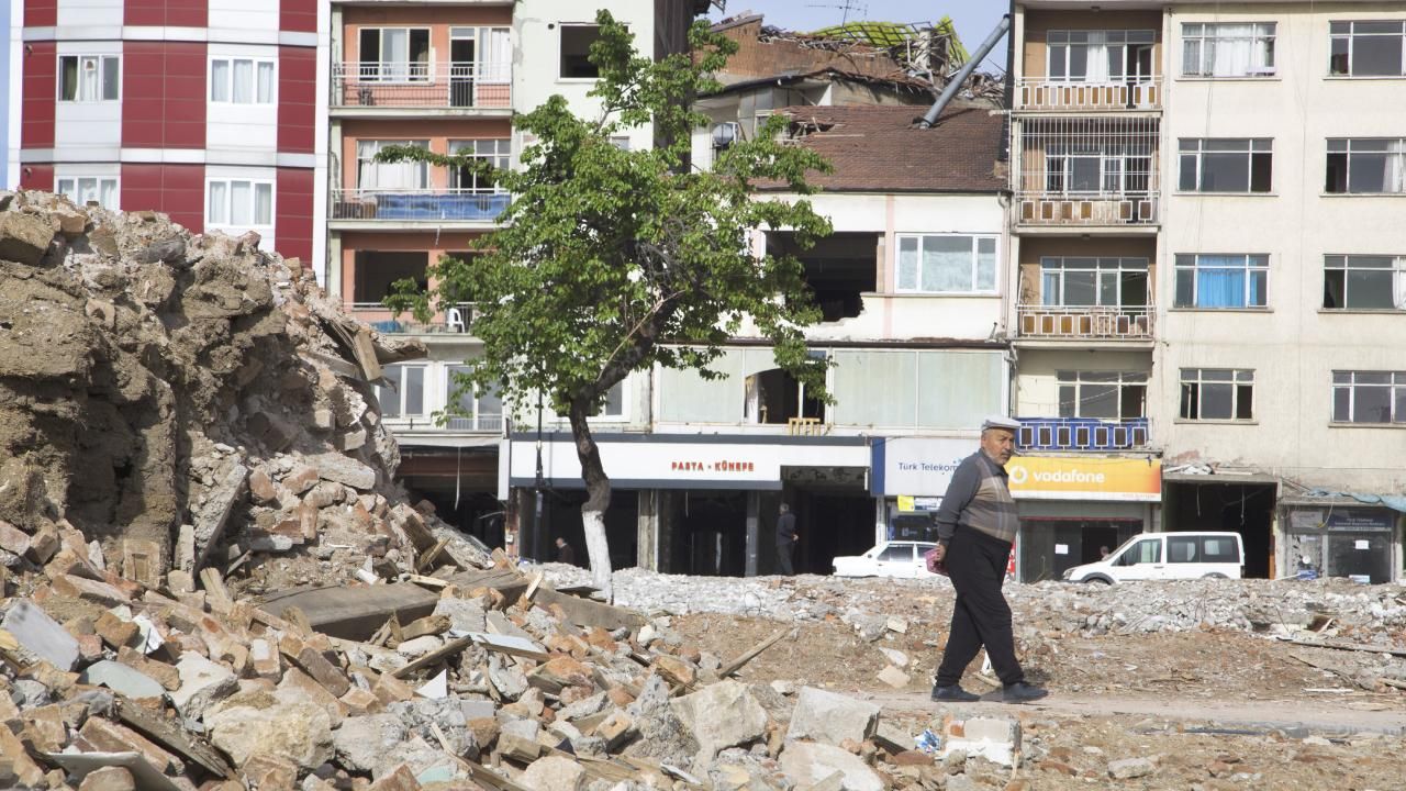 Malatya'da Depremde yıkılan çay ocağından geriye kalan ağacından vazgeçemiyor