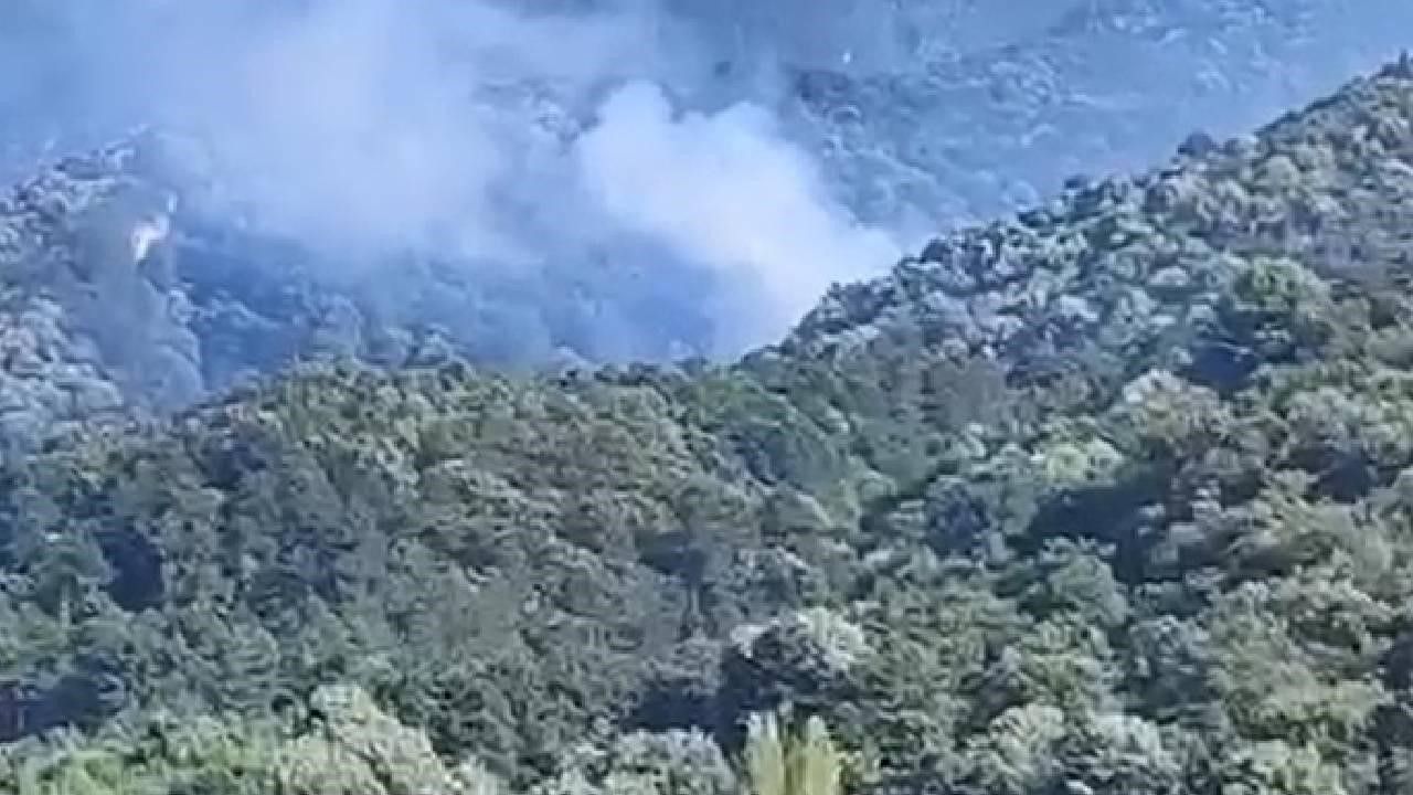 Bursa’da orman yangınına helikopterle müdahale ediliyor