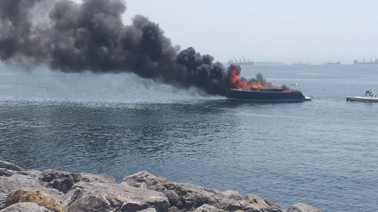 İstanbul Pendik'te lüks bir tekne alevlere teslim oldu