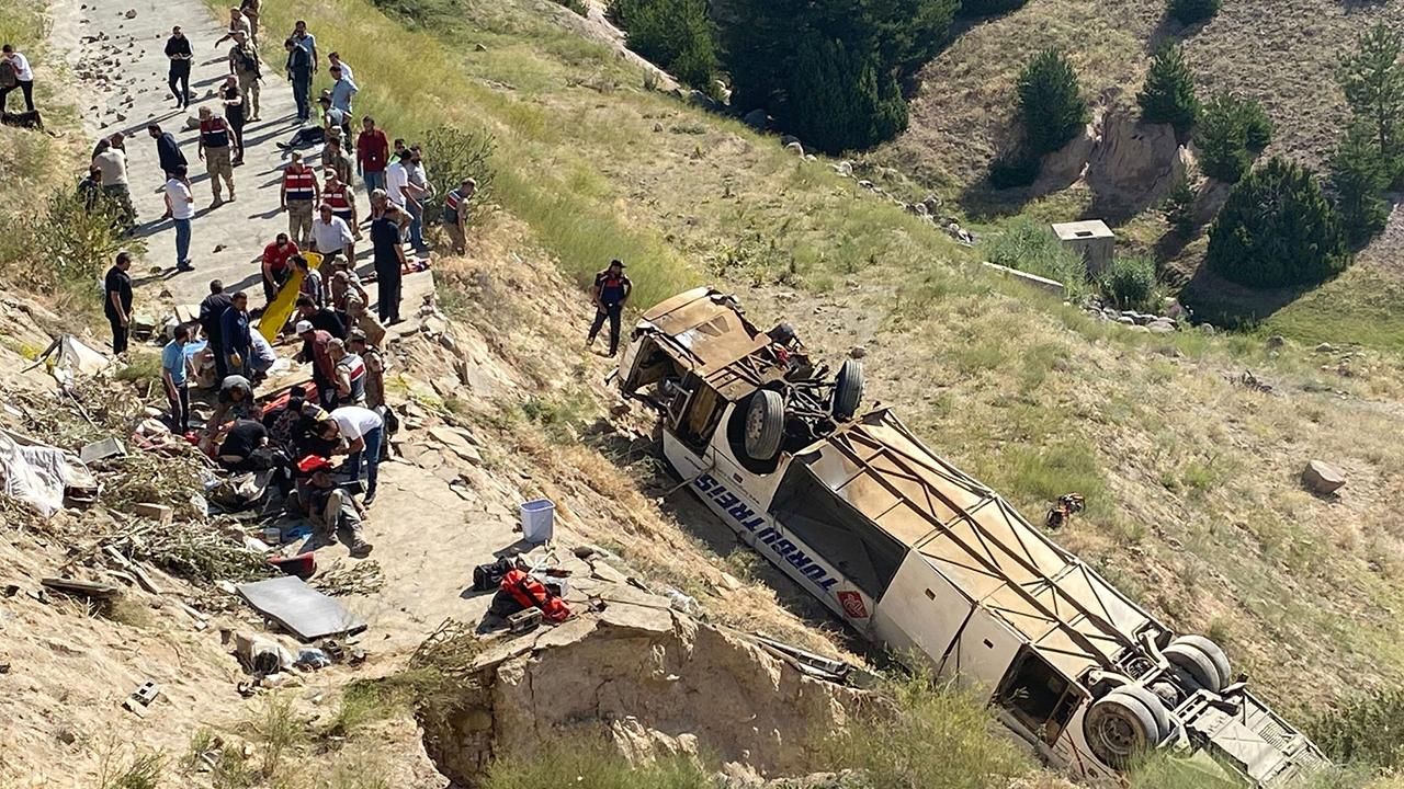 Kars'ta yolcu otobüsü viyadüğe düştü! Ölü ve yaralılar var