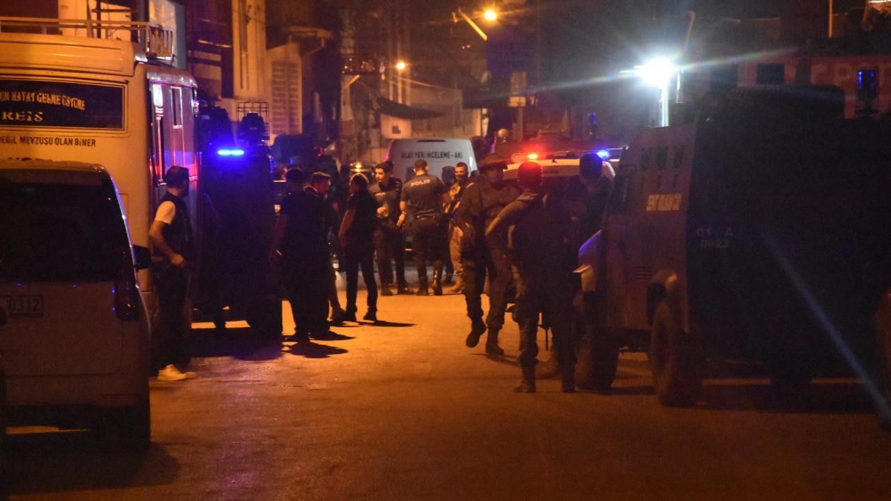Adana'da kavgayı ayırmaya çalışan polis memuru bıçakla yaralandı