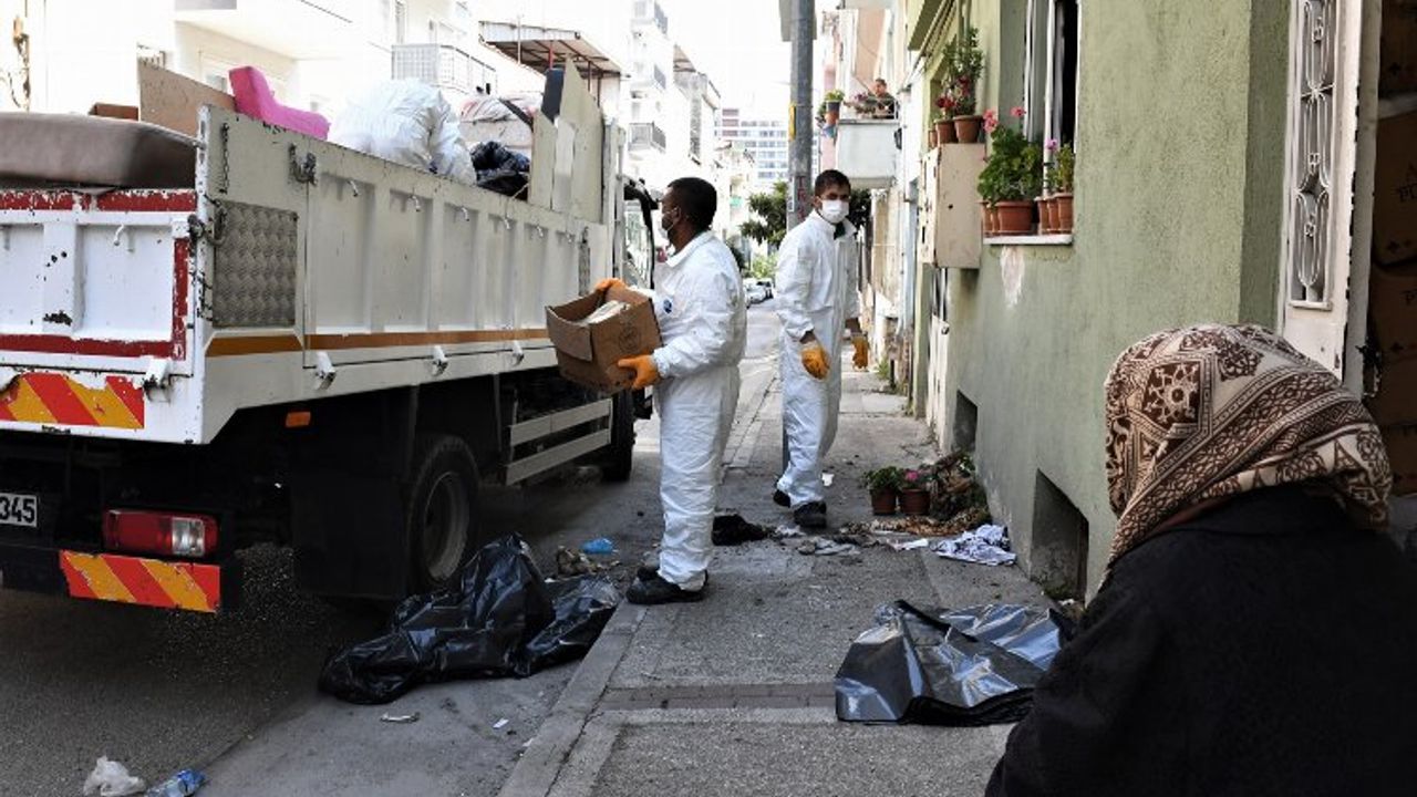Bursa Osmangazi'de yine çöp ev! 2 kamyon eşya çıktı