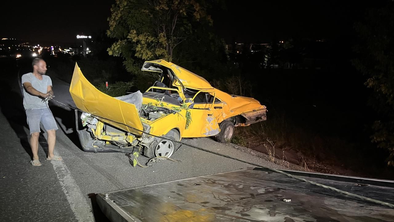 Ankara'da ağaca çarpan otomobildeki 2 kişi hayatını kaybetti