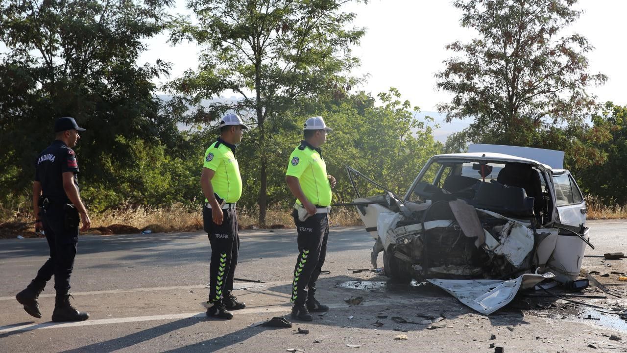 Gaziantep'te iki otomobil çarpıştı! 1 ölü, 5 yaralı