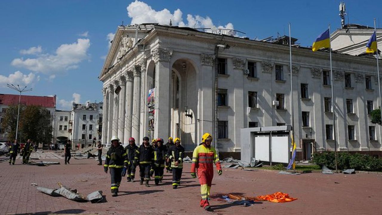 Rus füzesi Ukrayna'nın Chernihiv kentinde tiyatroya isabet etti! 7 kişi hayatını kaybetti