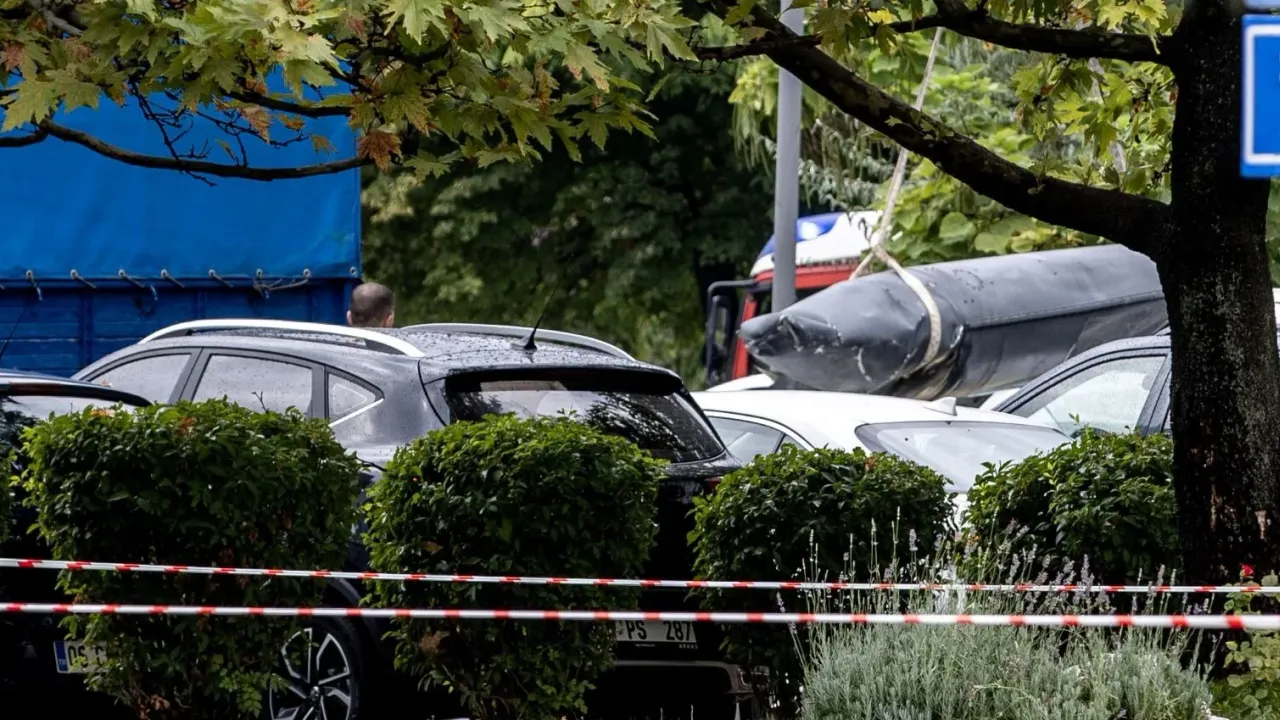 Ankara'da inanılmaz olay! Savaş uçağının parçası arabaların üstüne düştü