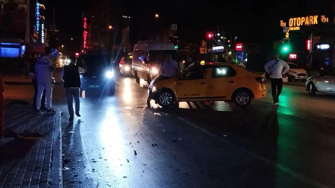 Hızını alamayan otomobil kırmızı ışıkta bekleyen aileye çarptı: 3 yaralı