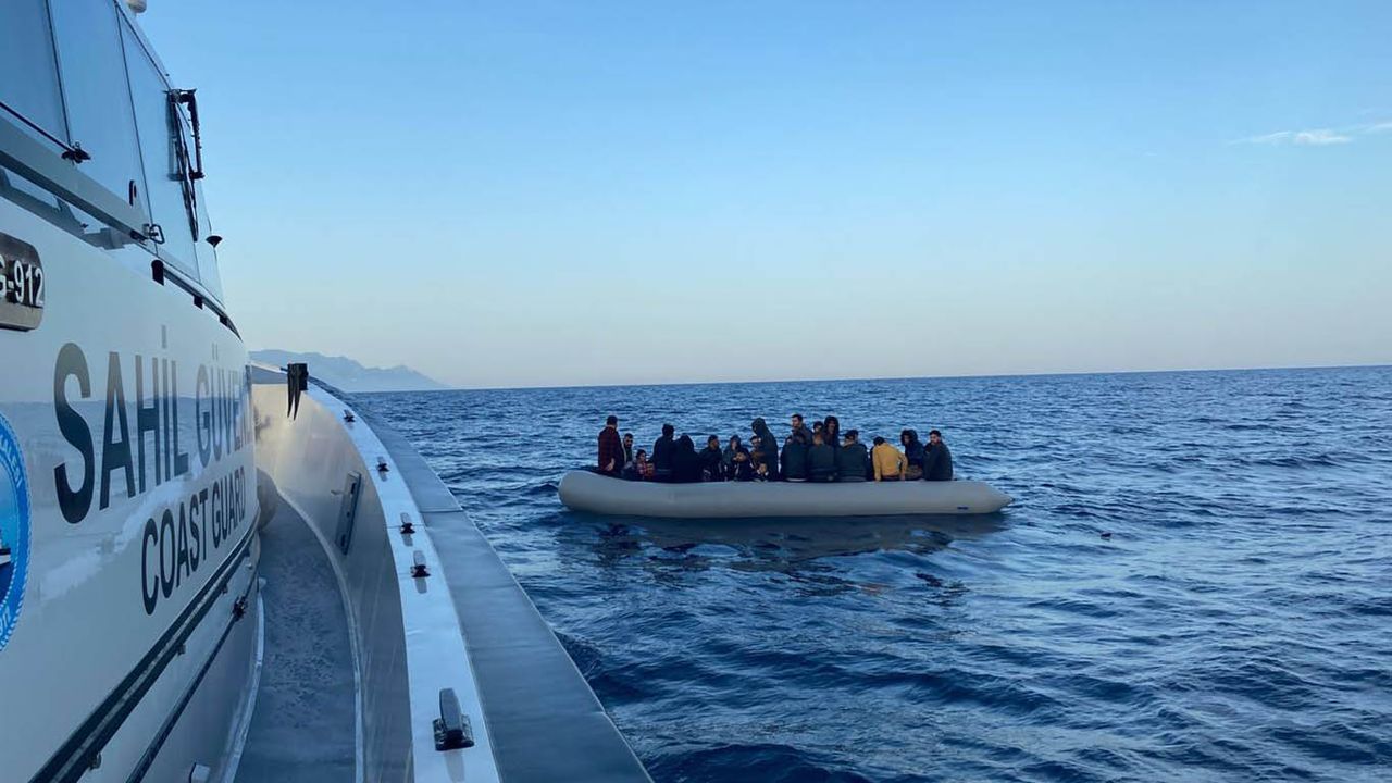 Yunanistan denize ittiği 113 düzensiz göçmen kurtarıldı