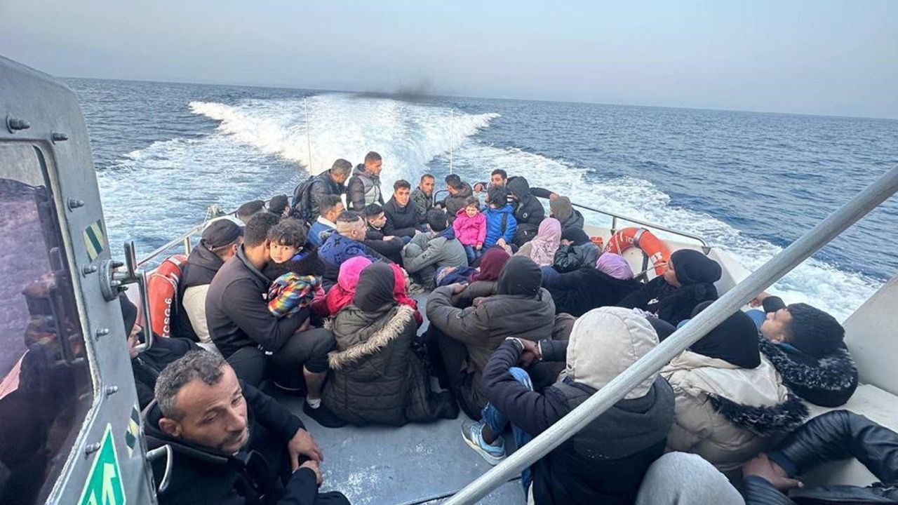 Balıkesir açıklarında 79 düzensiz göçmen yakalandı