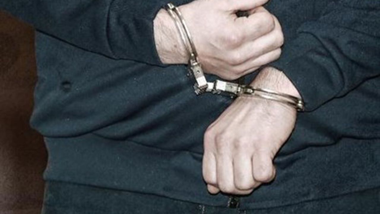 İzmir'de 42 firari yakalanarak gözaltına alındı