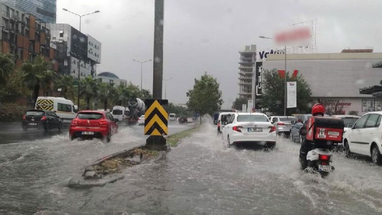 İzmir'de sağanak nedeniyle birçok evi ve iş yerlerini su bastı