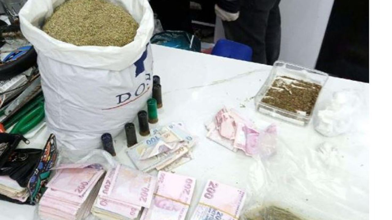 İzmir'de uyuşturucu operasyonu! 2 kilogram bonzai ele geçirildi