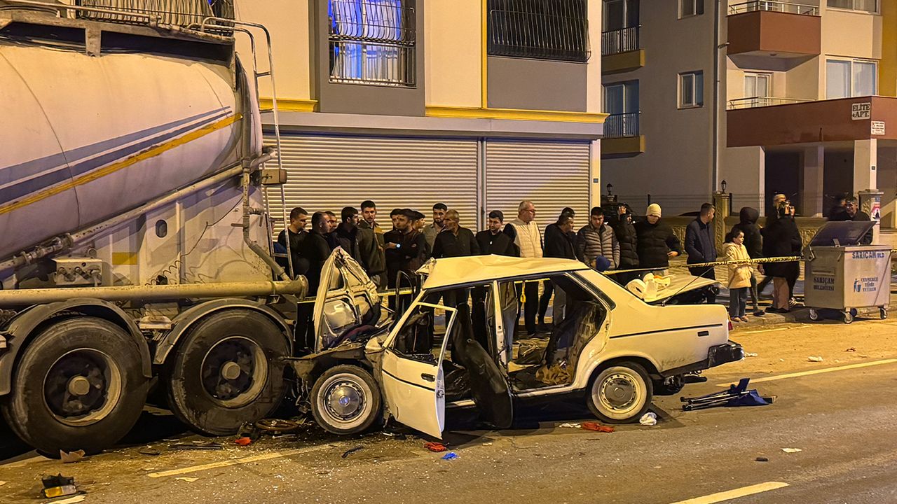 Adana'da otomobil park halindeki tıra arkadan çarptı! 1 ölü