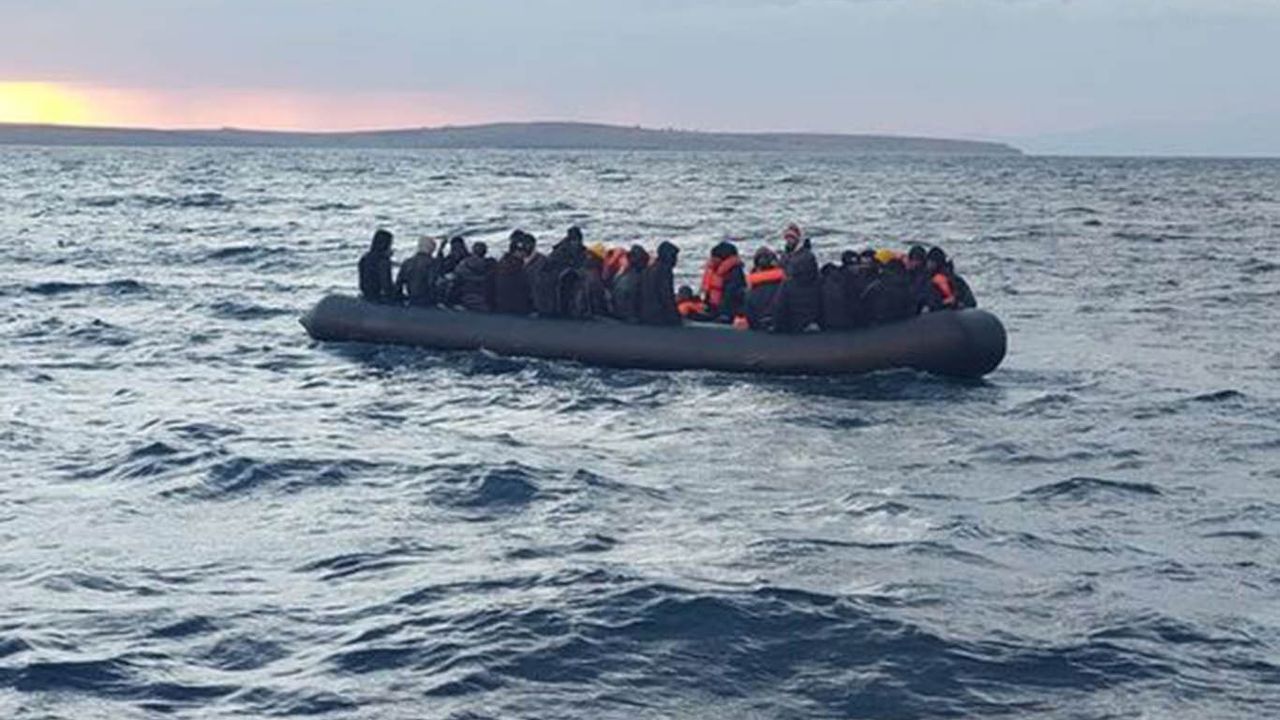 Ayvalık açıklarında 47 düzensiz göçmen kurtarıldı