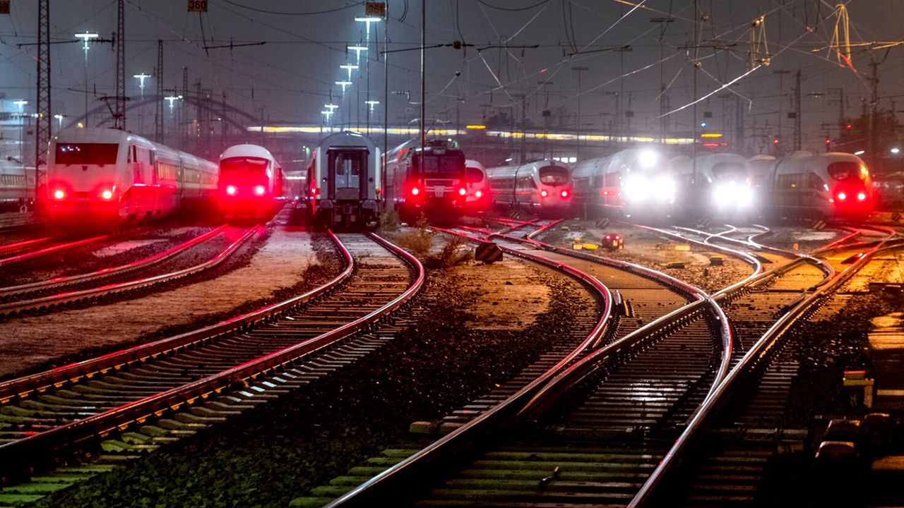 Almanya'daki grev tren seferlerini durdurdu