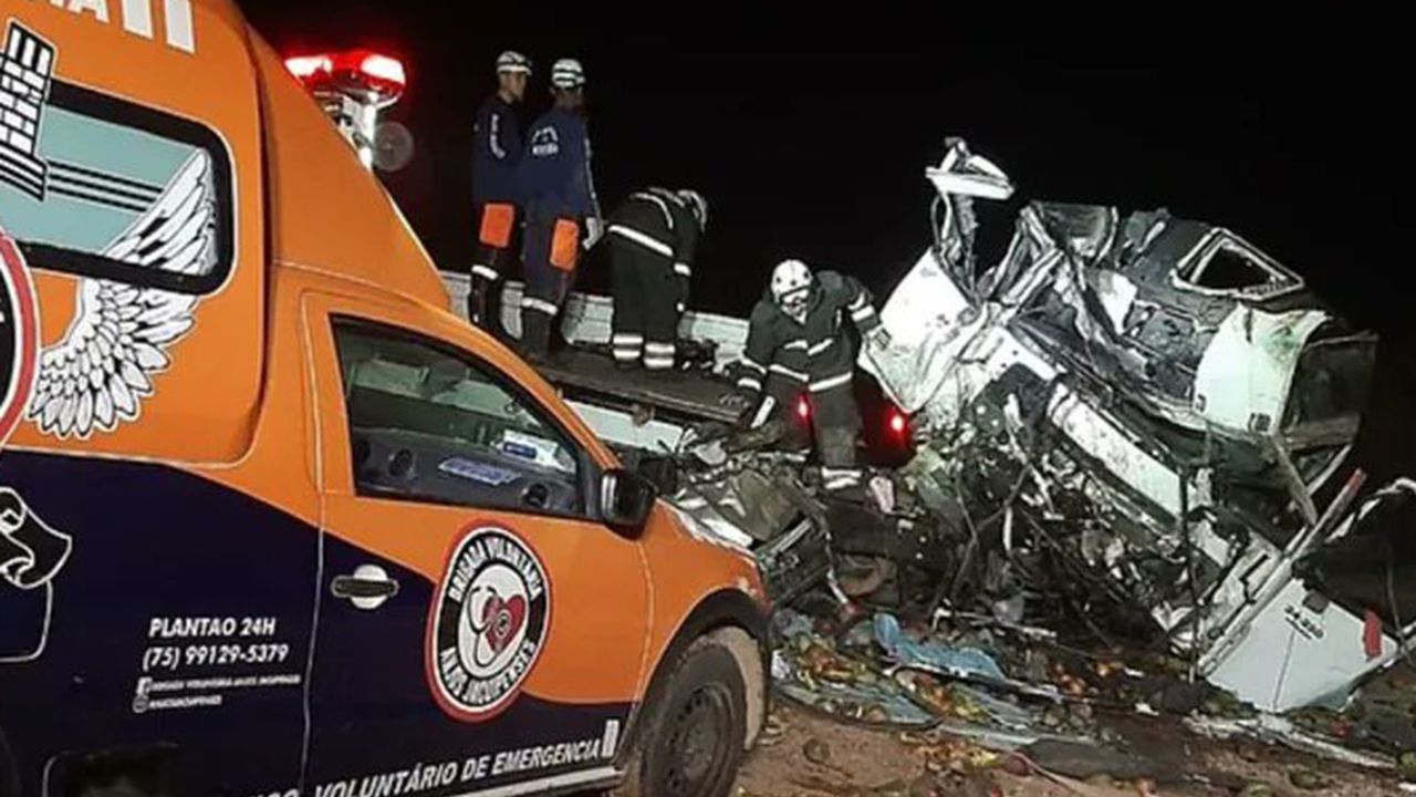 Brezilya'da otobüs kamyonla çarpıştı: 25 ölü