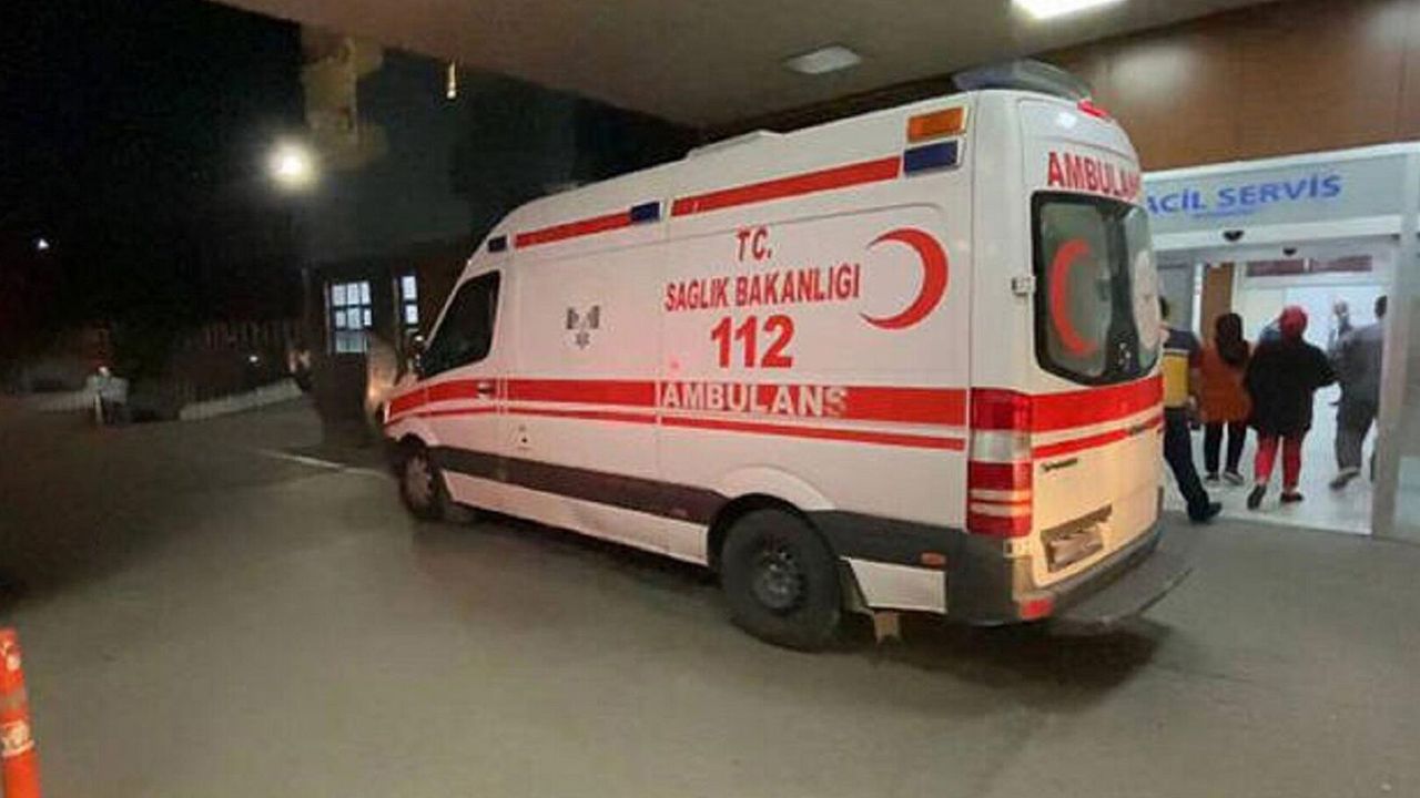 Antalya'da Otomobil otobüs durağına daldı: 2 can kaybı