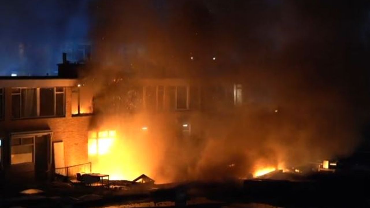 Hollanda Rotterdam'da patlama! Çok sayıda ev yandı