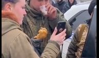Teslim olan Rus askerine Ukraynalı kadınlar yemek verdi