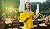 Hazal Kaya sarı elbiseli göğüs dekoltesiyle Instagram'a damga vurdu!
