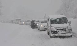 Bolu Dağın'da yoğun kar yağışı ulaşımı zorlaştırdı