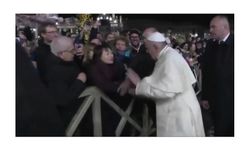 Papa Francis elini tutan kadına sert tepki gösterdi