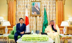 Veliaht Prens Selman Japonya Başbakanı Abe’yi çölde çadırında ağırladı