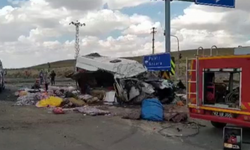 Konya'da feci kaza! Minibüs ile TIR çarpıştı 6 kişi öldü